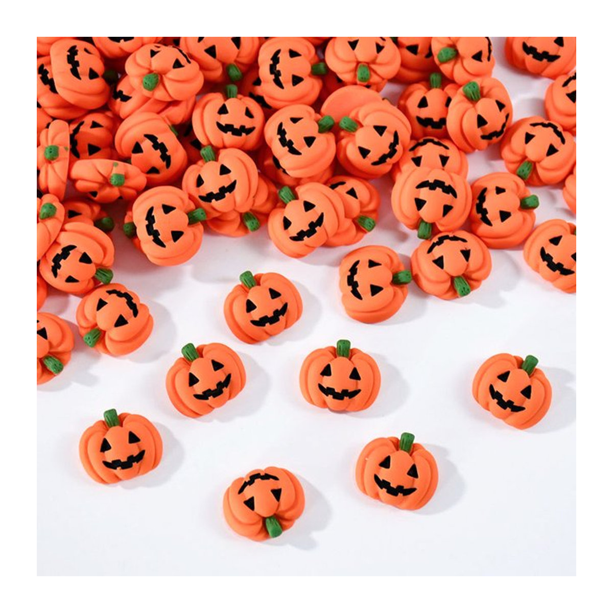 10 oder 20 Stück Mini Halloween Kürbis aus Harz in Orange für DIY Bastelarbeiten und Schmuckanhänger - Bild 1