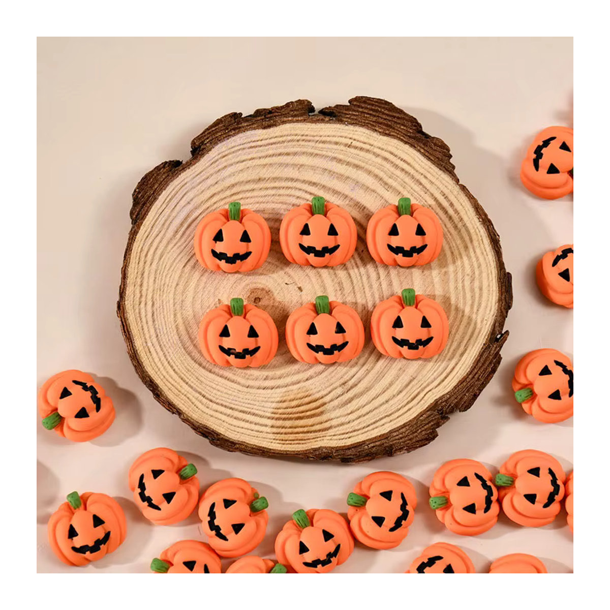 10 oder 20 Stück Mini Halloween Kürbis aus Harz in Orange für DIY Bastelarbeiten und Schmuckanhänger - Bild 2