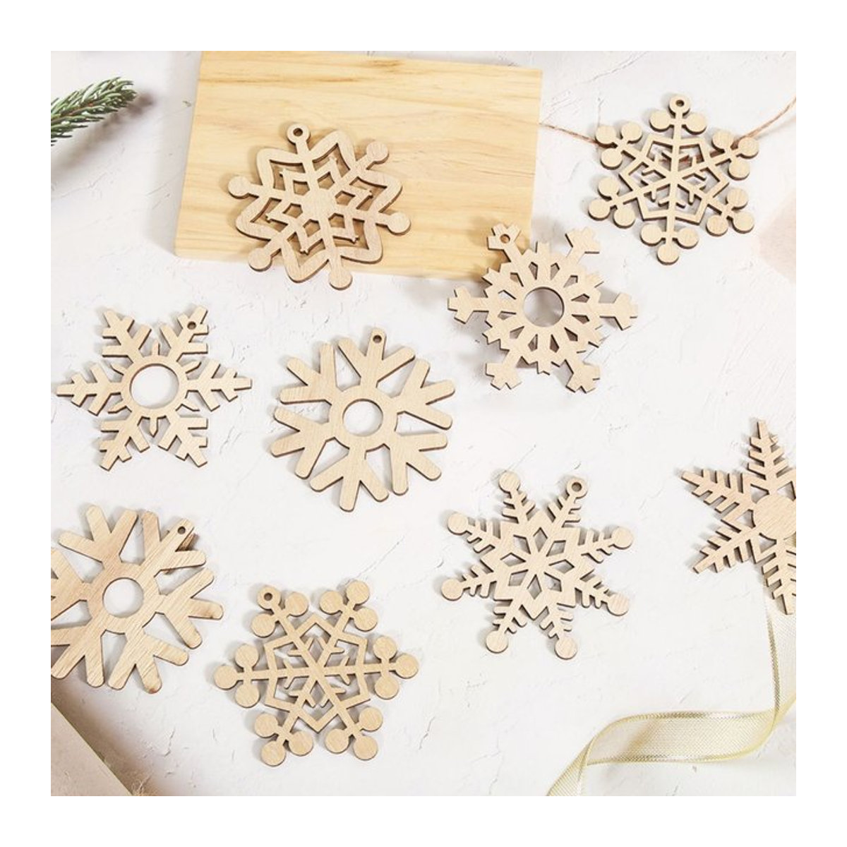 10 Stück hölzerne Schneeflocken-Anhänger in Beige zum Basteln und Dekorieren für Weihnachten - Bild 1