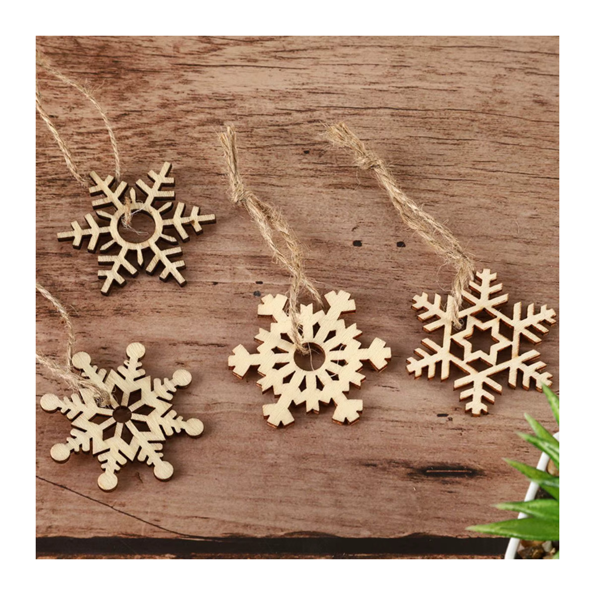 10 Stück hölzerne Schneeflocken-Anhänger in Beige zum Basteln und Dekorieren für Weihnachten - Bild 2