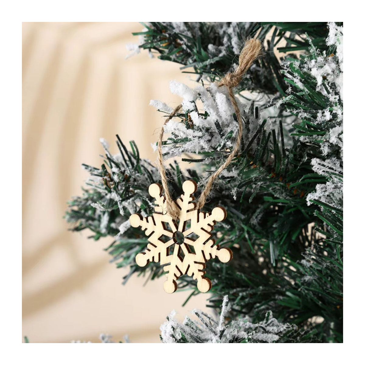 10 Stück hölzerne Schneeflocken-Anhänger in Beige zum Basteln und Dekorieren für Weihnachten - Bild 3