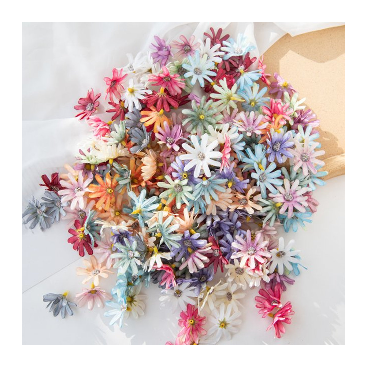 100 Stück künstliche Seiden-Gänseblümchen von smr in Mehrfarbig, Durchmesser: 4 cm, ideal für DIY-Dekorationen, Hochzeiten und Kränze - Bild 1