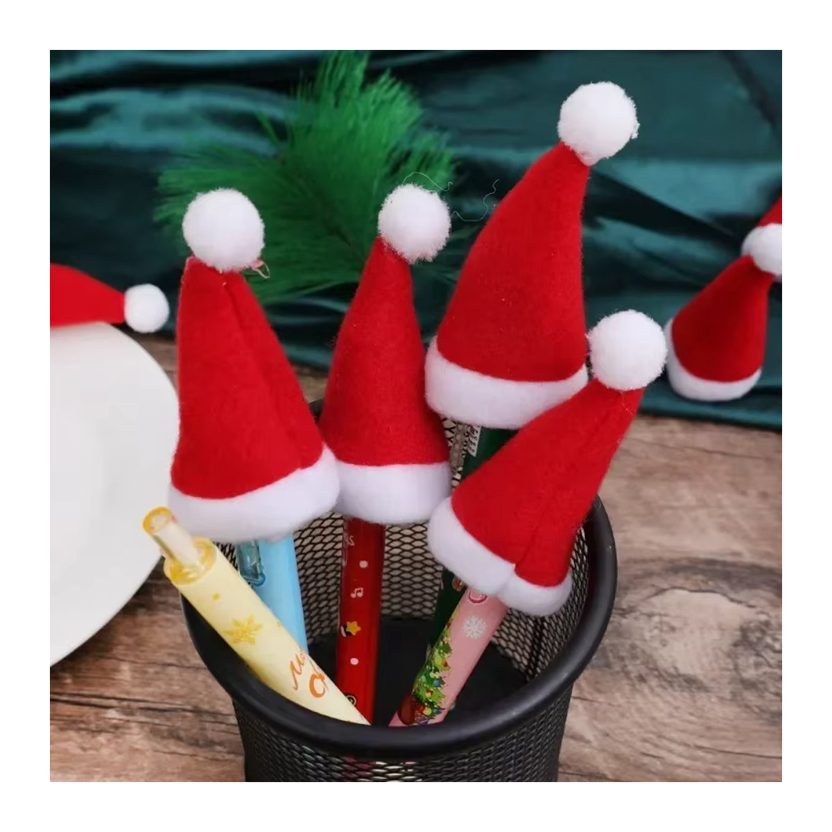 100 Stück Mini Weihnachtsmann Hüte aus Vliesstoff in Rot als Weihnachtsdekoration für Weinflaschen und Besteck - Bild 2