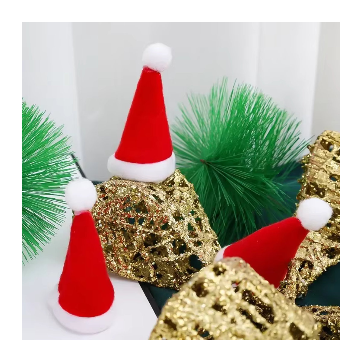 100 Stück Mini Weihnachtsmann Hüte aus Vliesstoff in Rot als Weihnachtsdekoration für Weinflaschen und Besteck - Bild 4