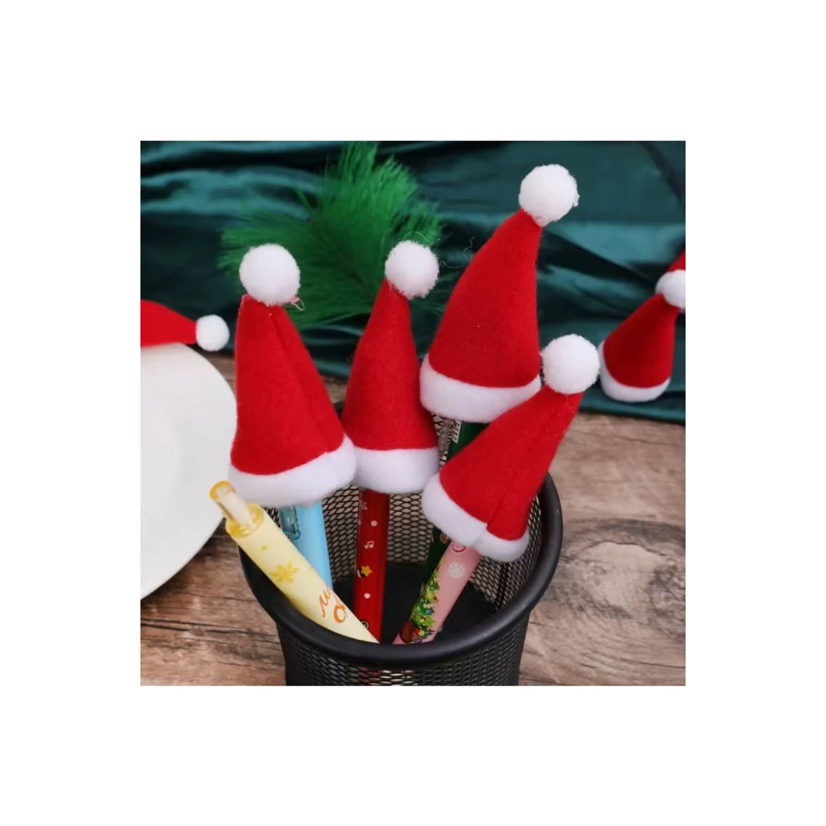 100 Stück Mini Weihnachtsmann Hüte aus Vliesstoff in Rot als Weihnachtsdekoration für Weinflaschen und Besteck - Bild 5