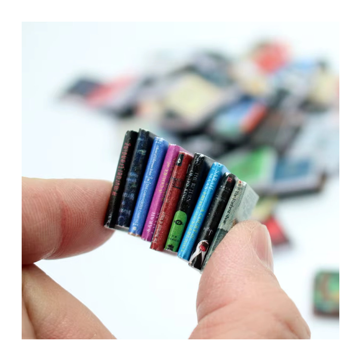 10er Set Miniatur Zeitschriften und Bücher von DIAPER&CORED als Puppenhaus Zubehör in Mehrfarbig - Bild 3