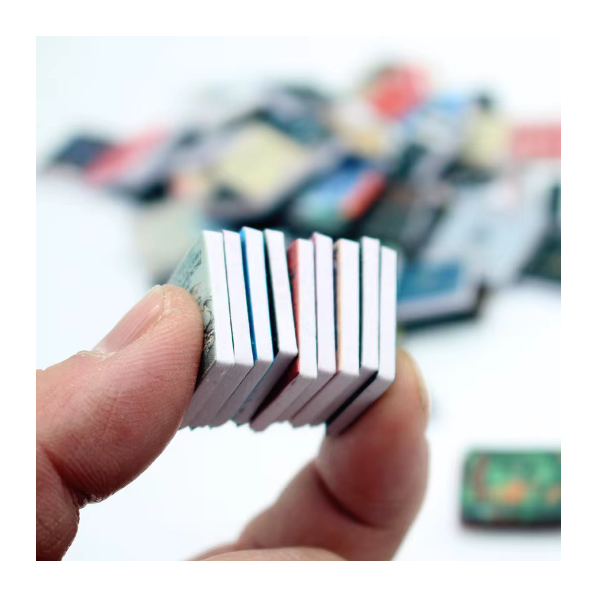 10er Set Miniatur Zeitschriften und Bücher von DIAPER&CORED als Puppenhaus Zubehör in Mehrfarbig - Bild 4