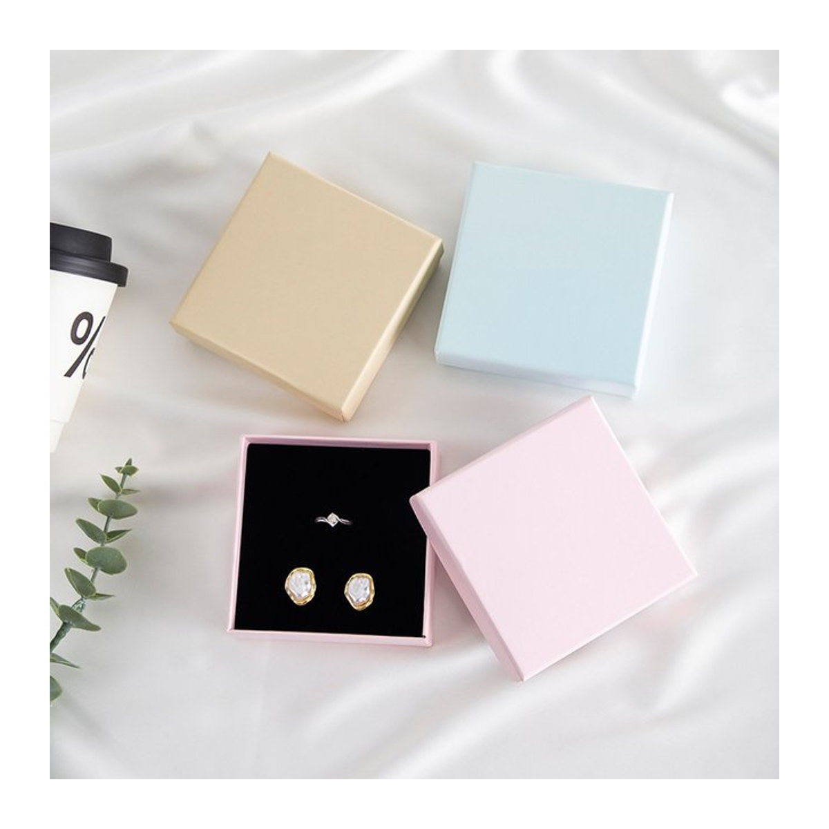 10er Set Schmuckboxen aus Kraftpapier in Beige und Bunt als Organizer für Ringe, Halsketten, Ohrringe und Armbänder, quadratisch und minimalistisch, ideal als Reise-Zubehör oder Geschenkverpackung - Bild 1