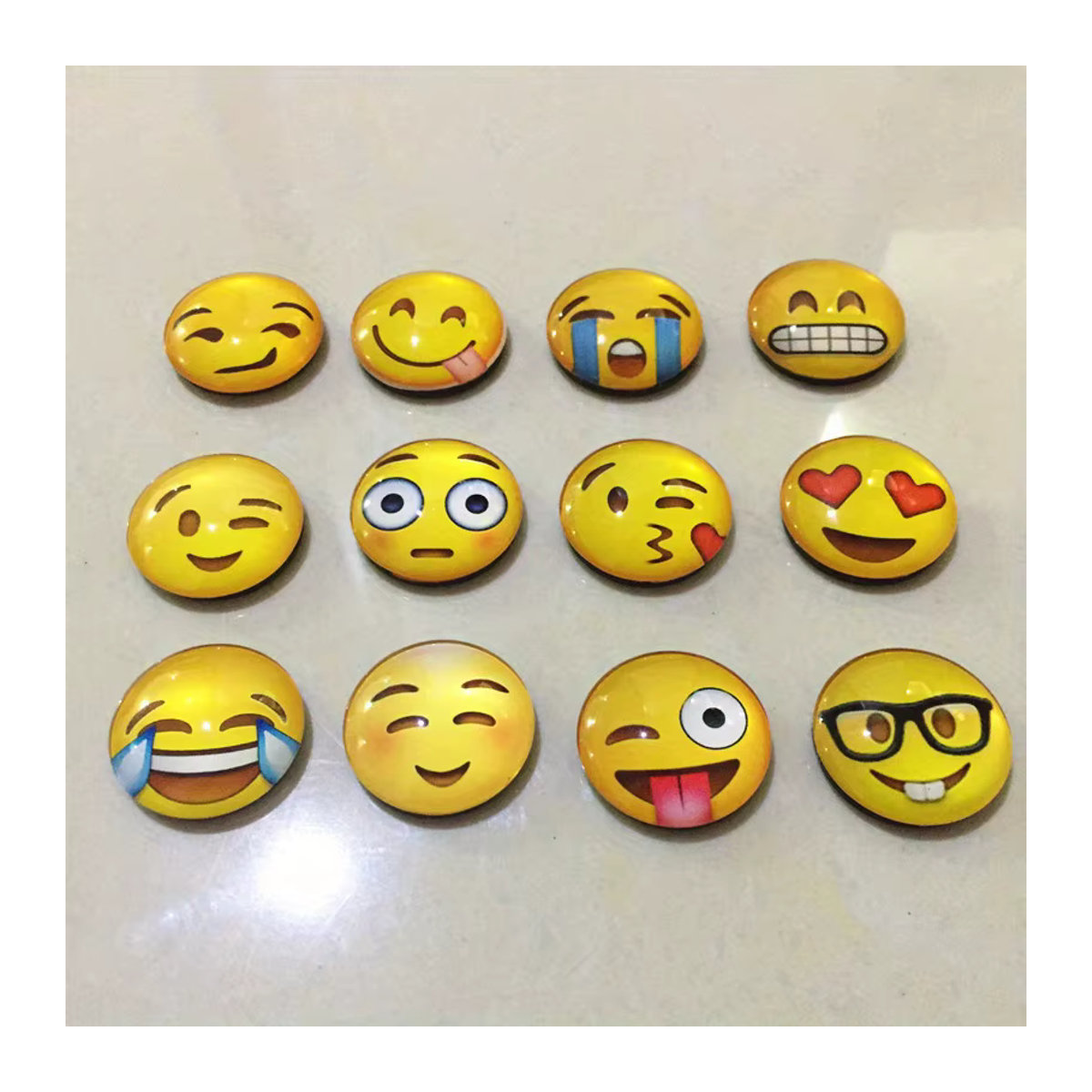 12 runde Kühlschrankmagnete mit Smile-Face-Design aus Polystyrol in Gelb - Bild 2