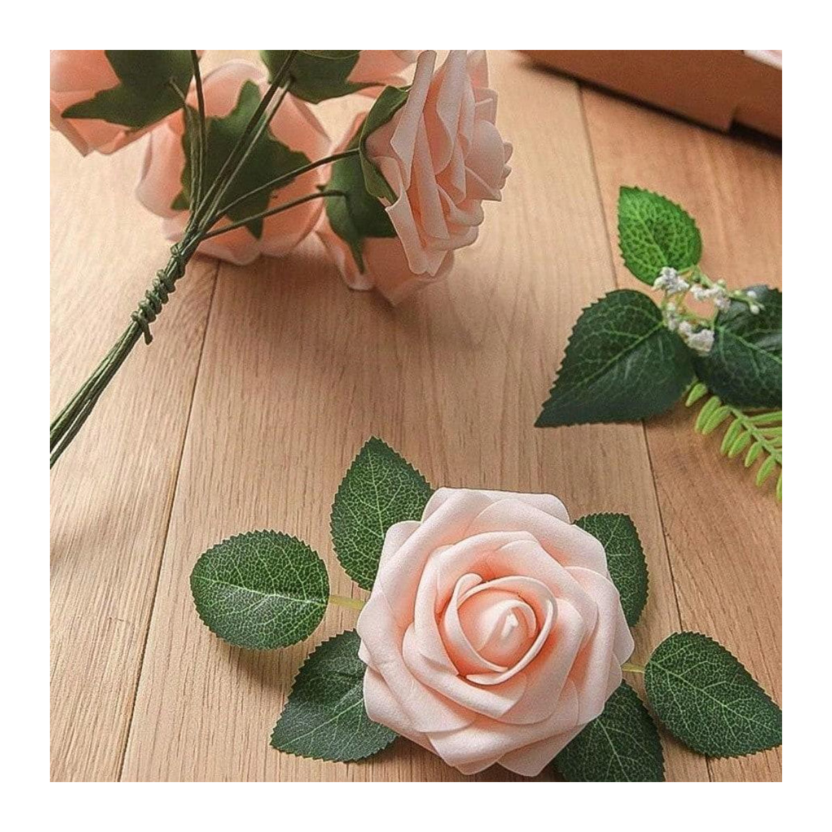 25 Stück Künstliche Rosen von chenxiaogang in Weiß, Elfenbeinfarbene Schaumrosen mit Stielen für DIY Hochzeitsstrauß und Dekoration - Bild 1