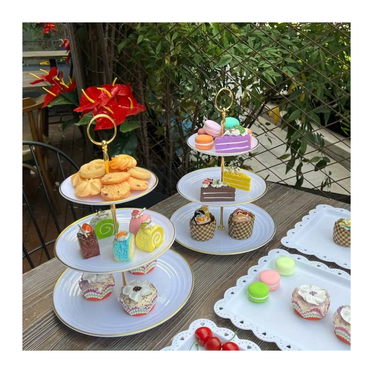 3-stufiger runder Kuchenständer in Weiß für Cupcakes, Obst und Desserts - Bild 3