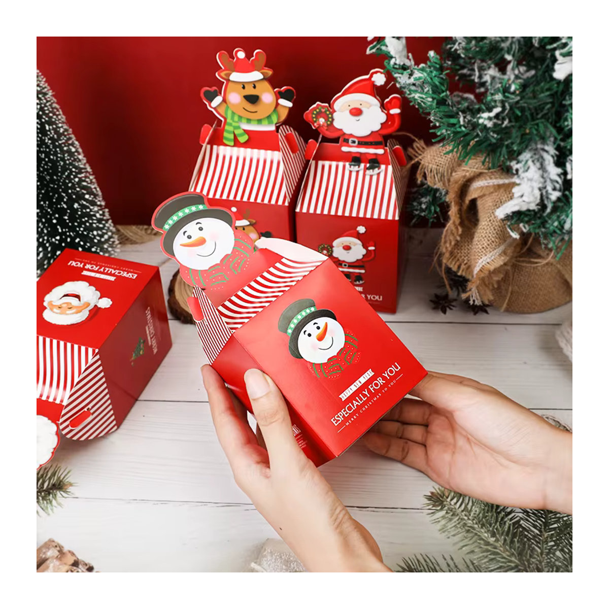 4er Set CYZIWEIN Weihnachts Geschenkboxen mit Santa Claus, Schneemann und Elch Muster in Rot für Süßigkeiten und Cookies - Bild 2