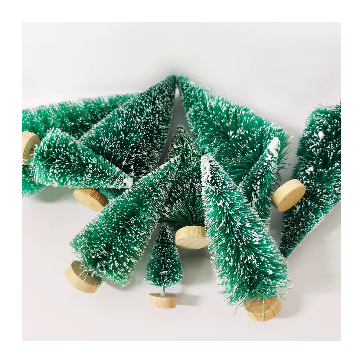 5 Stück Mini Weihnachtsbaume aus Kunststoff in Grün als künstliche Tischdeko für DIY Handwerk und Winterdekoration - Bild 4