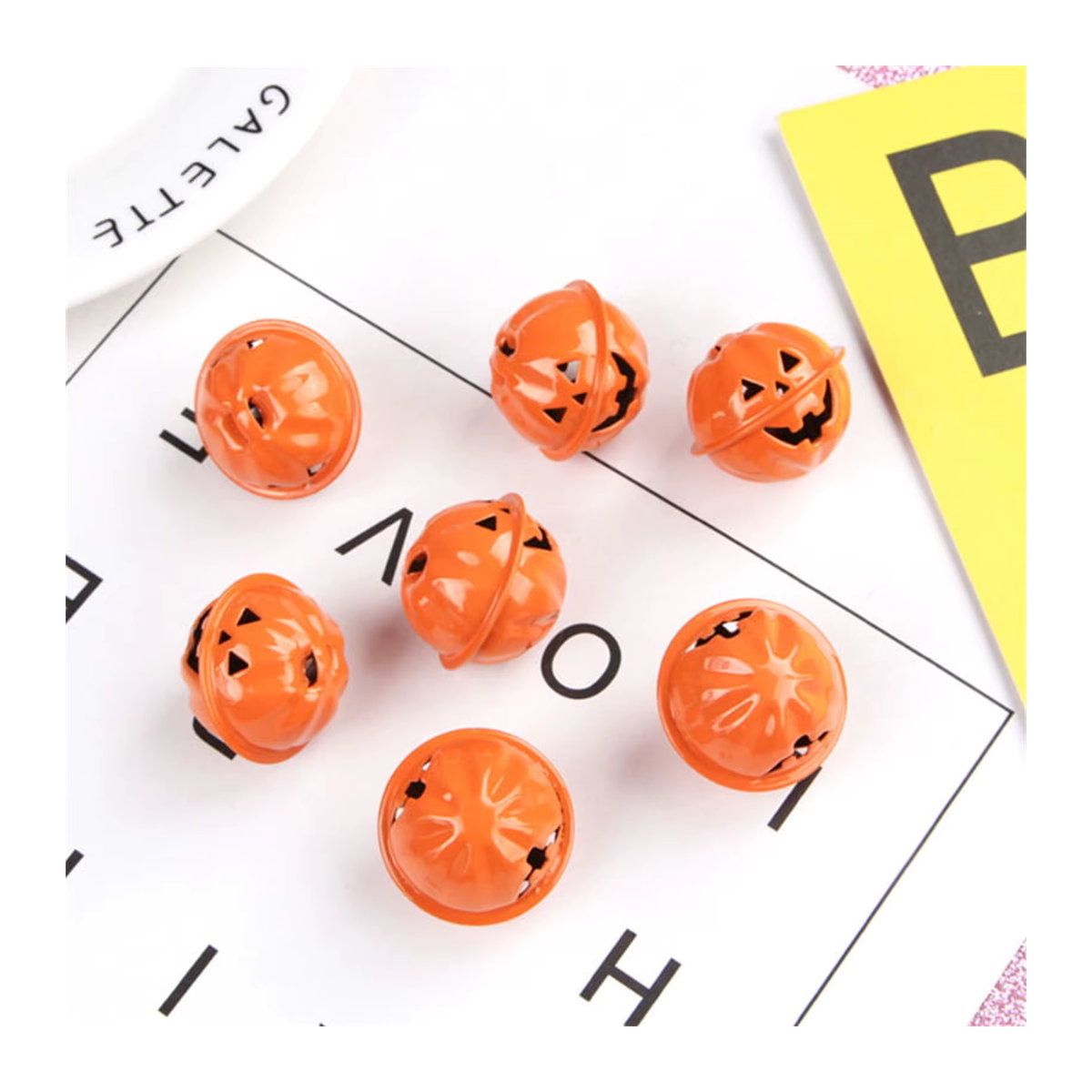 5er Set Halloween Anhänger mit Kürbis-Kopf und Glocken in Orange zur Dekoration - Bild 3