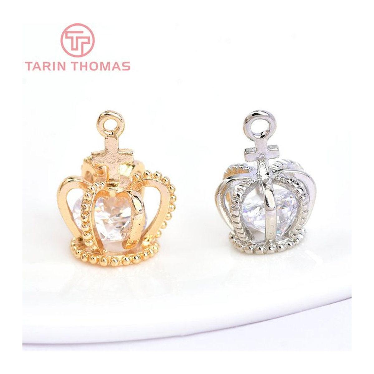 6 Stück TARIN THOMAS Krone Charms Anhänger aus 24 Karat vergoldetem Messing mit Zirkon in Gold, Maße: 1,1 x 1,5 cm - Bild 1