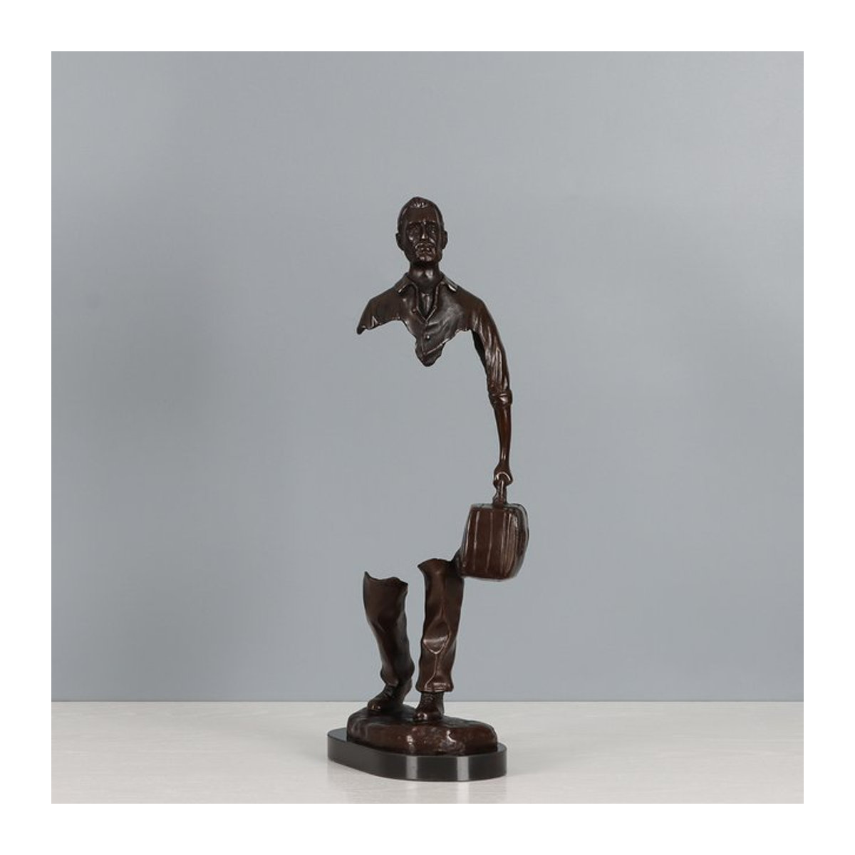 Abstrakte Bronze-Skulptur Reisender Mann von Bruno Catalano als moderne Figur in Braun für deine Home Office Dekoration - Bild 1
