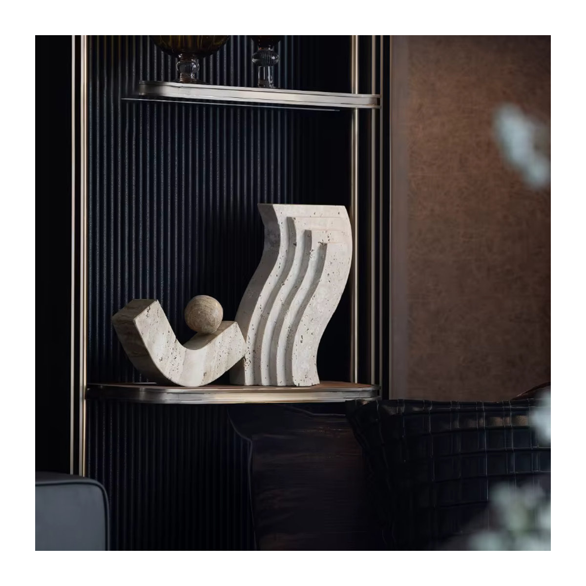 Abstrakte Travertin-Skulptur in Torbogenform von LA TROUVAILLE in Beige als minimalistische geometrische Dekofigur für dein Wohnzimmer - Bild 2