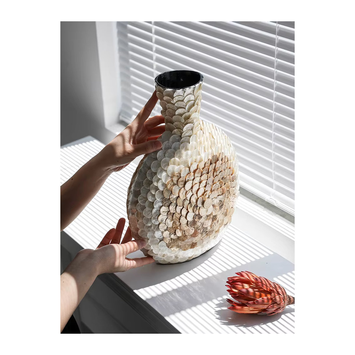 Ahunder jiaz Luxus-Kunstvase mit goldener Muschel, handgefertigte Desktop-Blumenvase in Gold und Weiß, kreative High-End-Dekoration für Schnittblumen - Bild 3