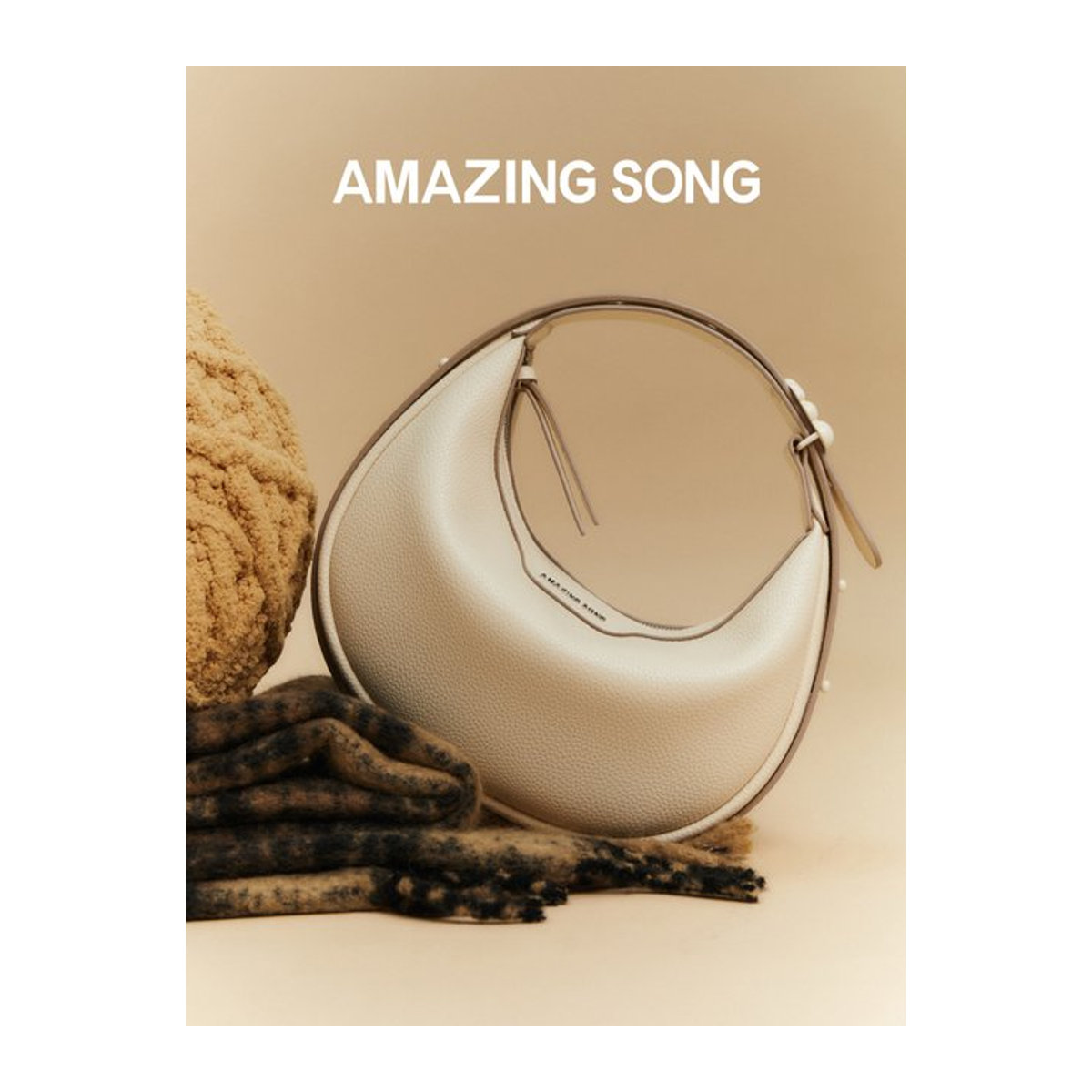 Amazing Song Halbmond Tasche aus Leder in Schwarz oder Beige - Bild 1
