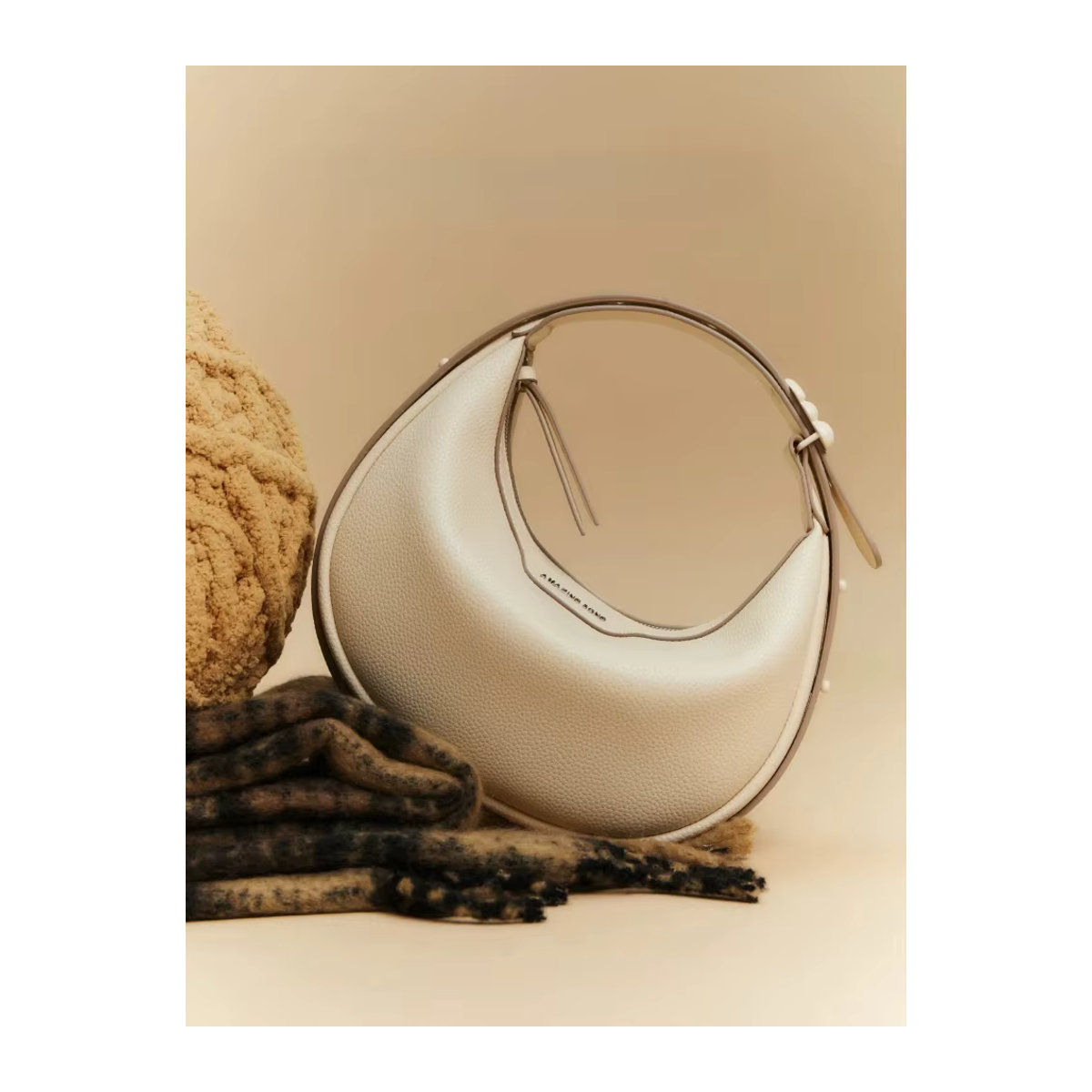 Amazing Song Halbmond Tasche aus Leder in Schwarz oder Beige - Bild 4