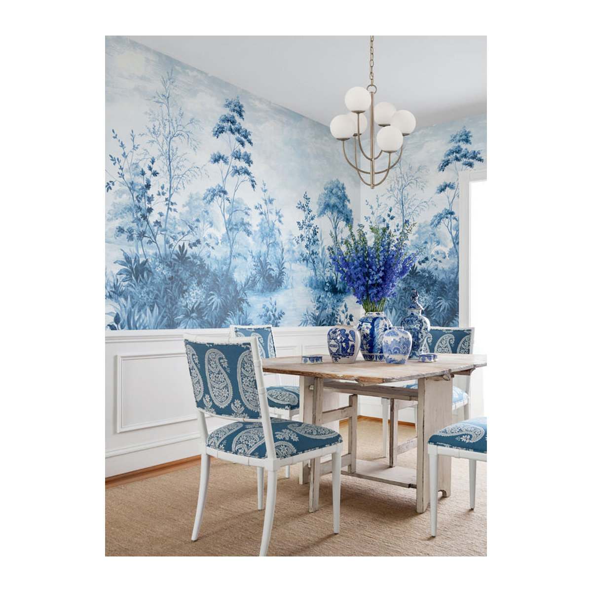Anna French Mural Cumbria Wandtapete aus Vlies in Blau und Weiß mit floralem Landschaftsmotiv - Bild 2