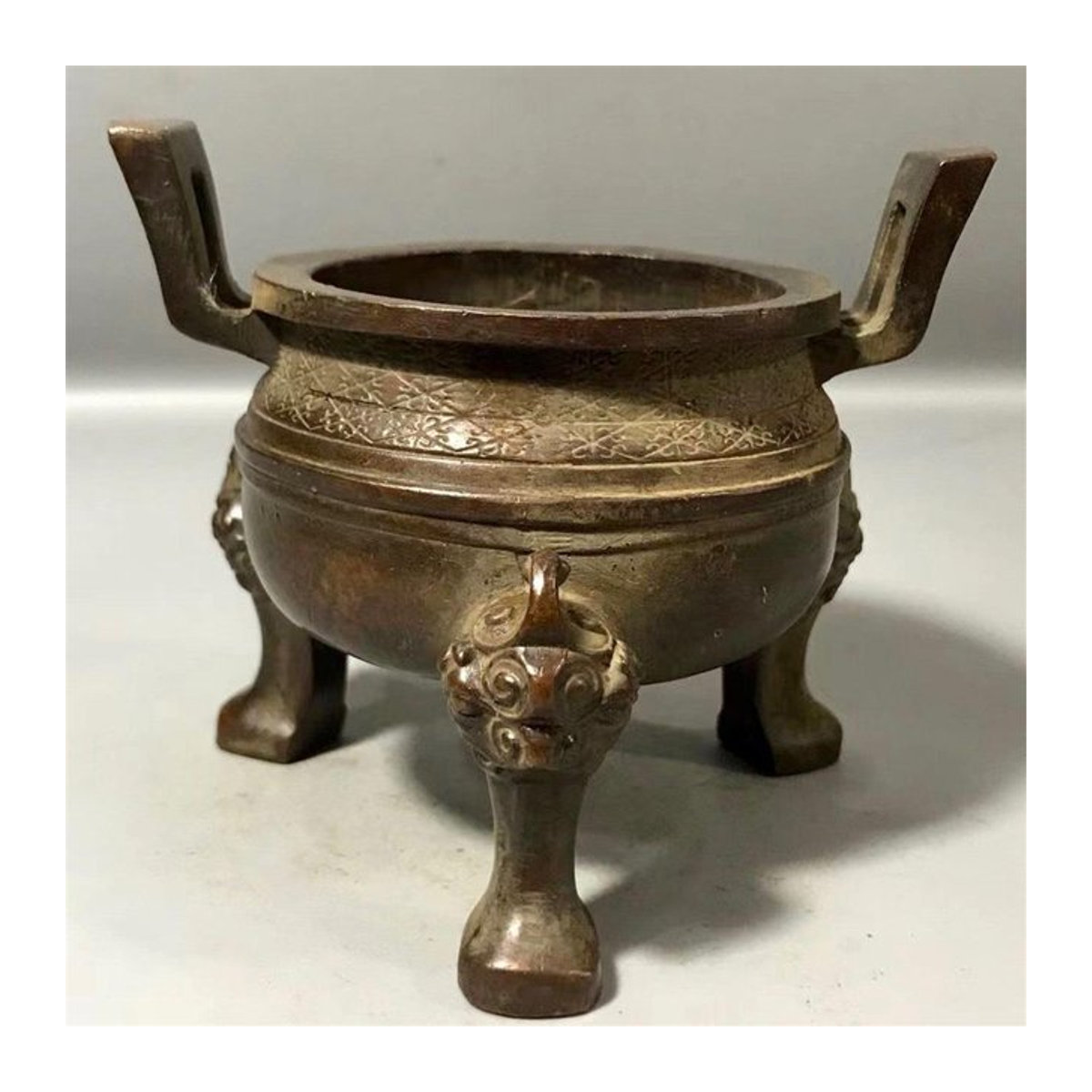 Antiker chinesischer Räucheraltar aus Bronze mit Tierkopf-Design von ZT Supermarket - Bild 1