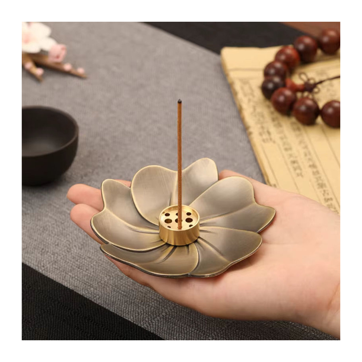Antiker Weihrauchhalter aus Messing in Gold mit floralem Design als Aroma Diffusor und Dekoration - Bild 2