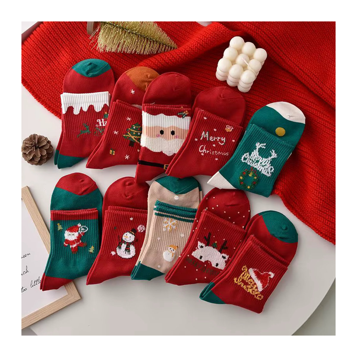 Ataozhekou Weihnachtssocken aus Baumwolle mit Santa und Rentier Muster in Multicolor für Kinder und Erwachsene - Bild 2