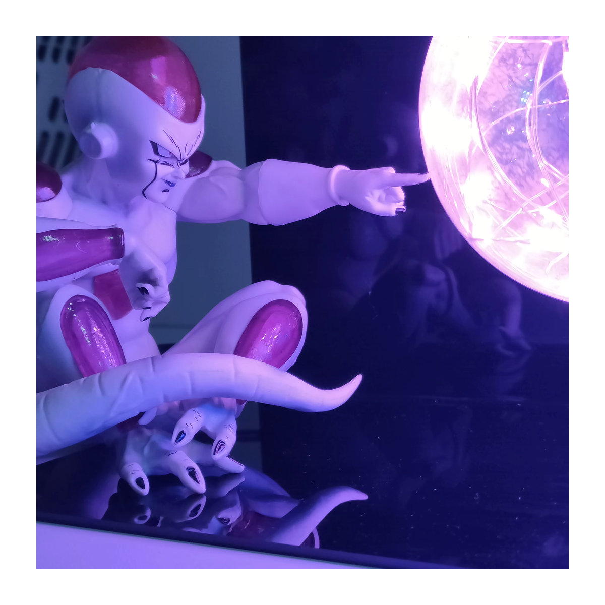 Bandai Dragon Ball Anime Son Goku und Frieza KaMeHaMeHa LED-Lampe mit Actionfiguren und Basis in Grün - Bild 2