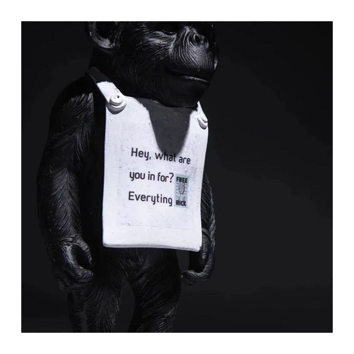 Banksy Gorilla Affe Statue aus Kunstharz in Schwarz und Weiß als moderne Street Art Dekofigur - Bild 2