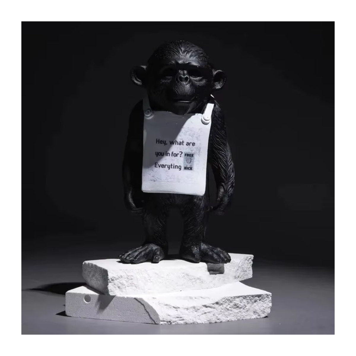 Banksy Gorilla Affe Statue aus Kunstharz in Schwarz und Weiß als moderne Street Art Dekofigur - Bild 3