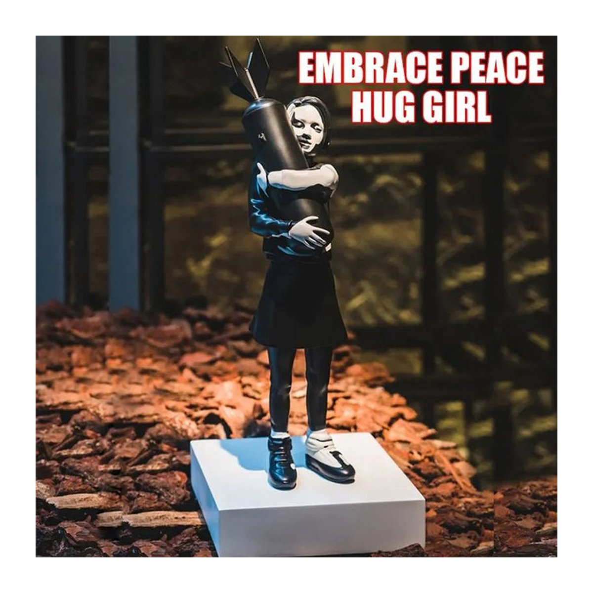 Banksy Umarmt Bombe Mädchen Skulptur aus Kunstharz in Rot und Schwarz als moderne Deko-Figur für dein Wohnzimmer oder deinen Schreibtisch - Bild 1