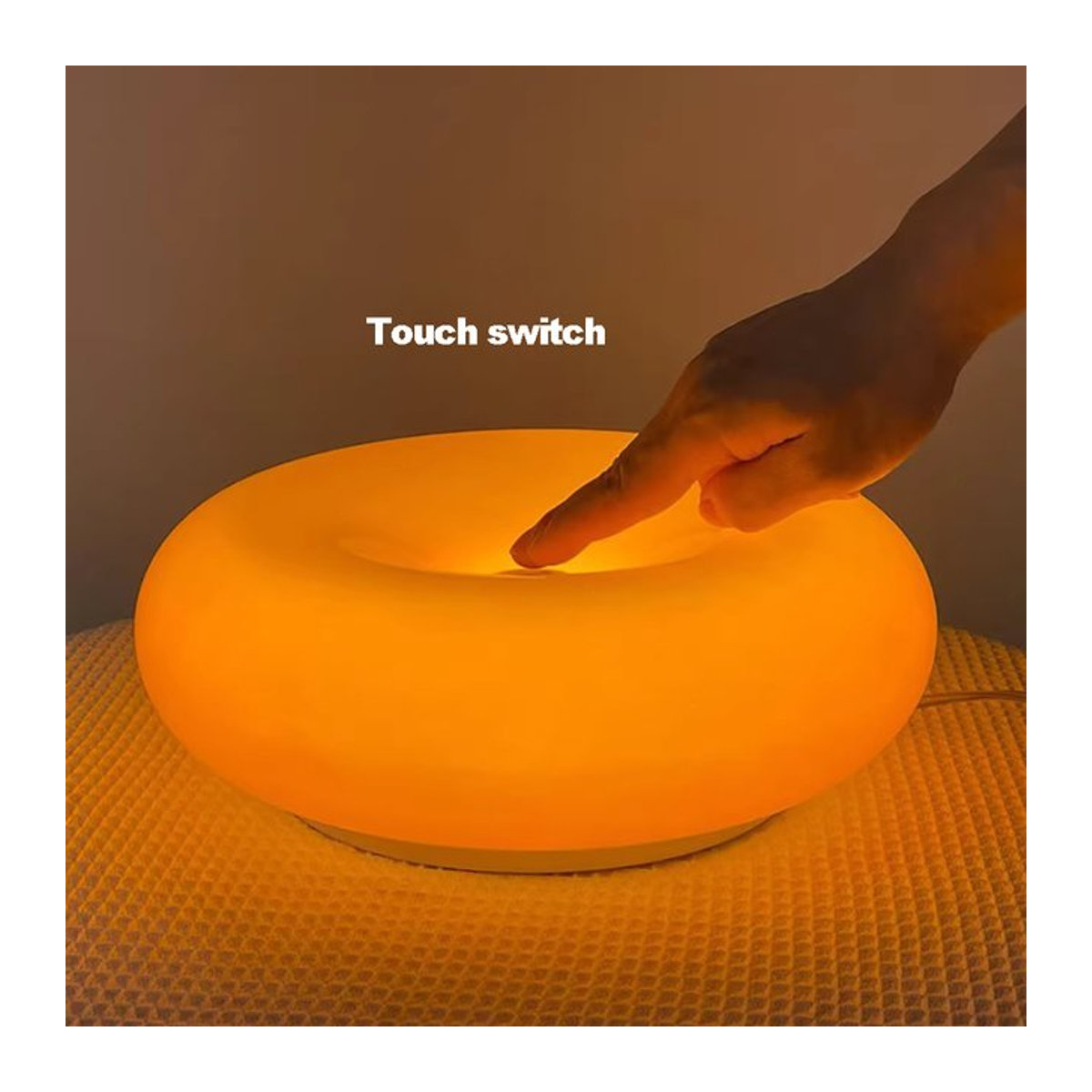 Bauhaus Nachttischlampe in Bunt mit USB-Anschluss für Schlafzimmer und Wohnzimmer, minimalistisches Donut-Design aus Kunststoff - Bild 1