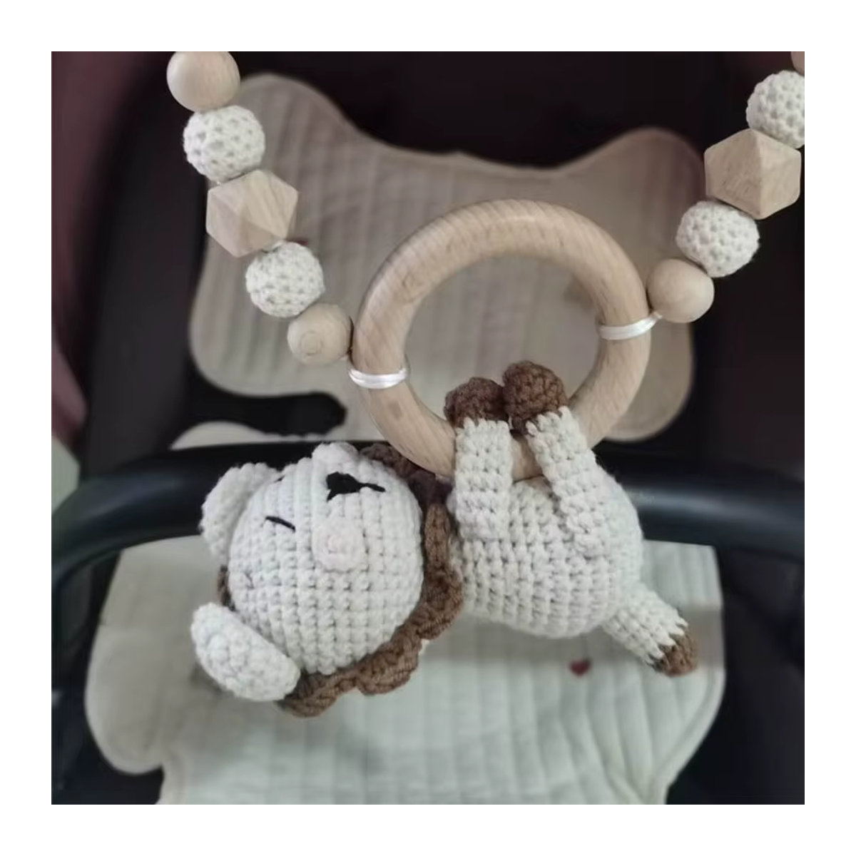 BBYP Baby Holz Gym Spielzeug mit gehäkeltem Löse-Anhänger und Perlenarmband für Kinderwagen und Krippe - Bild 2
