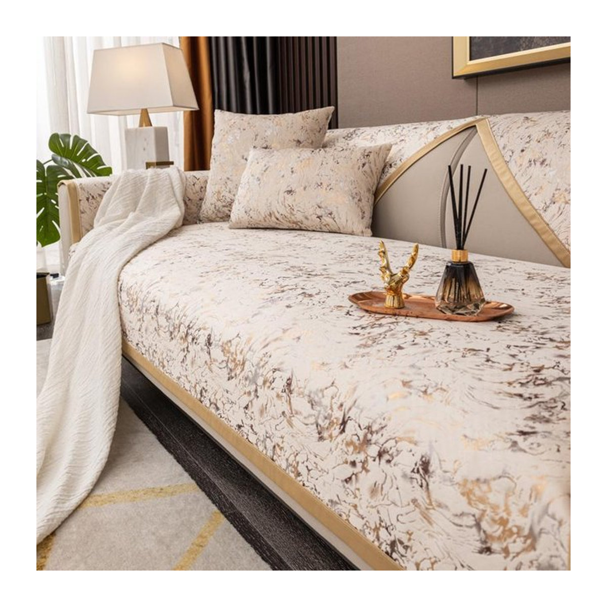 Beige Samt-Sofabezug mit vergoldetem Muster und gelbem Rand, rutschfester Couch-Schutz, B/B: 70 x 70 cm - Bild 1