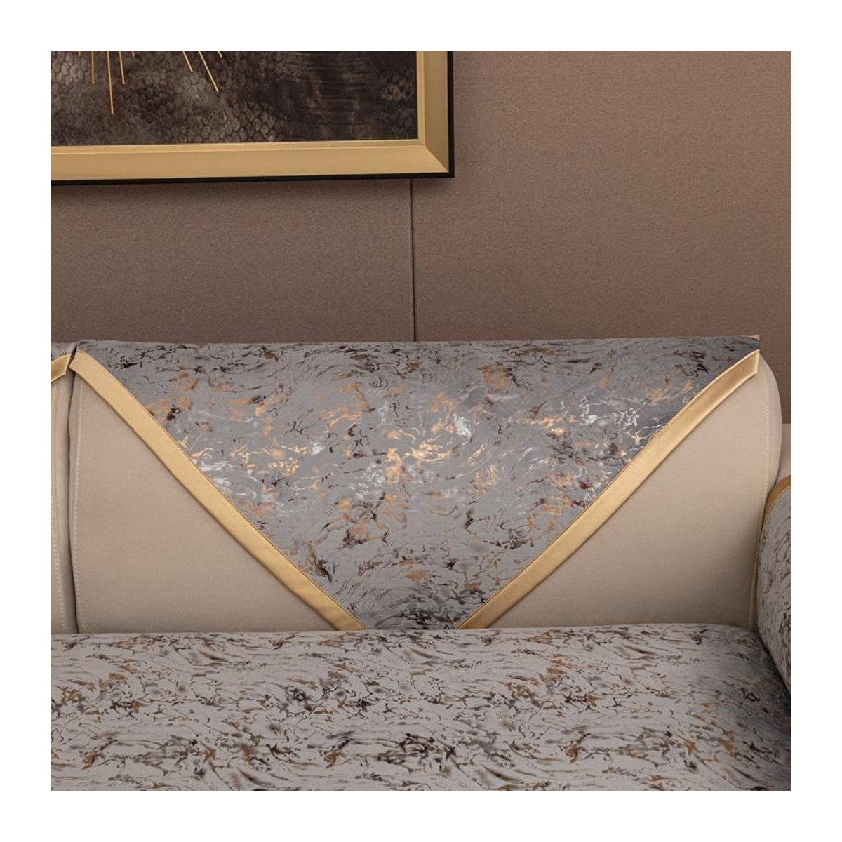 Beige Samt-Sofabezug mit vergoldetem Muster und gelbem Rand, rutschfester Couch-Schutz, B/B: 70 x 70 cm - Bild 2