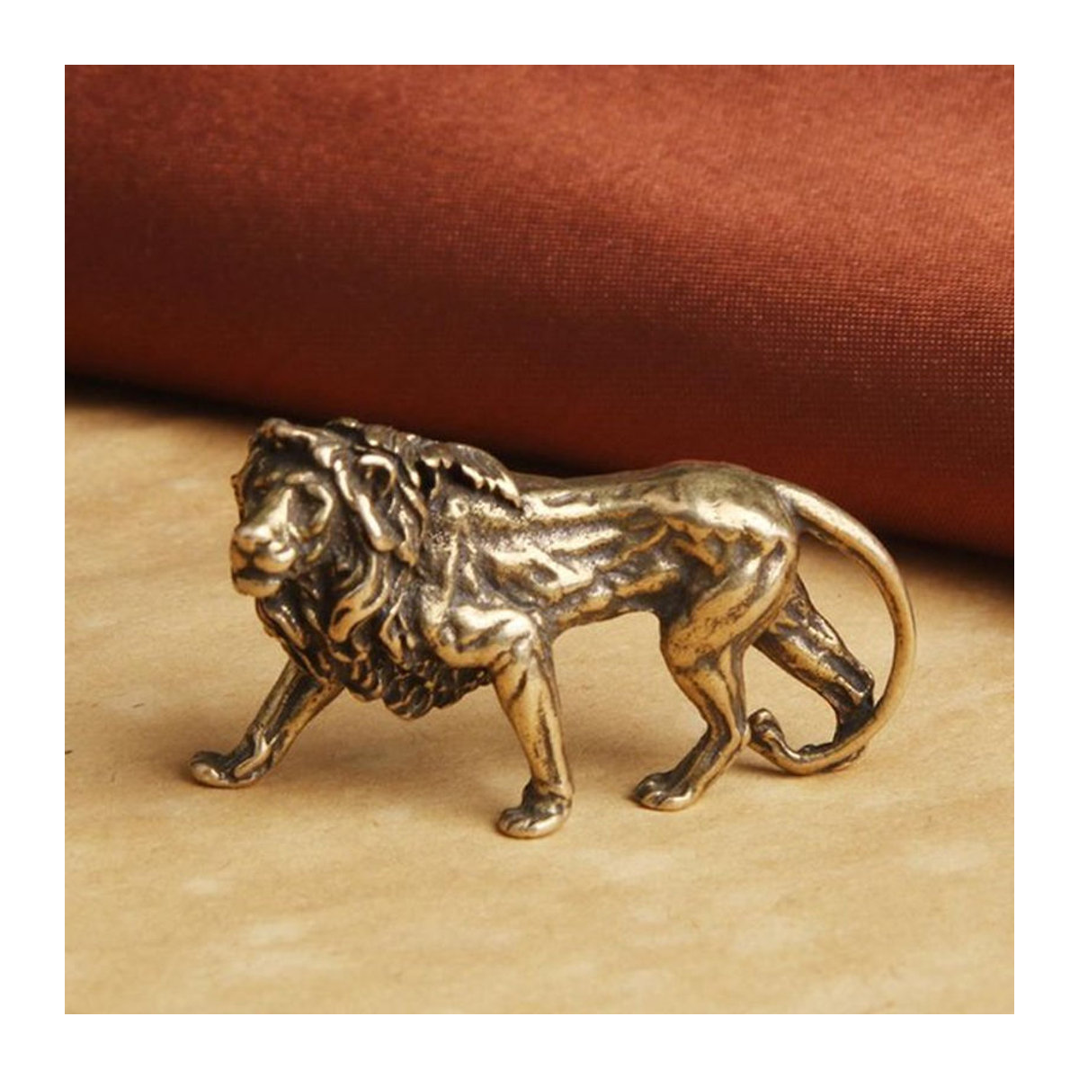 Bestbags Majestätischer Löwe als Miniaturfigur aus Messing in Gold, Vintage Tierstatue zur Schreibtischdekoration, Höhe: 38,5 cm, Breite: 22 cm, Tiefe: 22 cm - Bild 1