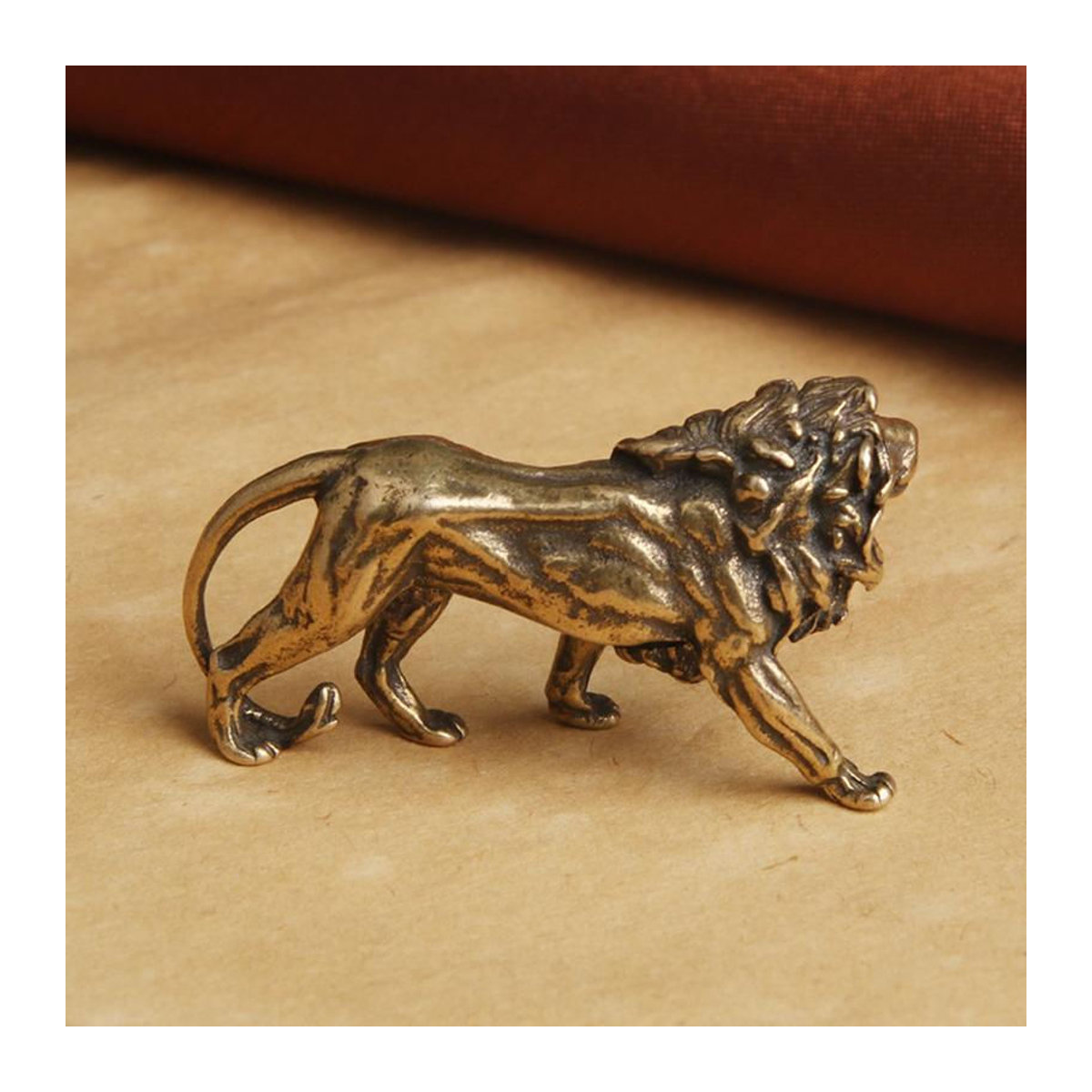 Bestbags Majestätischer Löwe als Miniaturfigur aus Messing in Gold, Vintage Tierstatue zur Schreibtischdekoration, Höhe: 38,5 cm, Breite: 22 cm, Tiefe: 22 cm - Bild 3