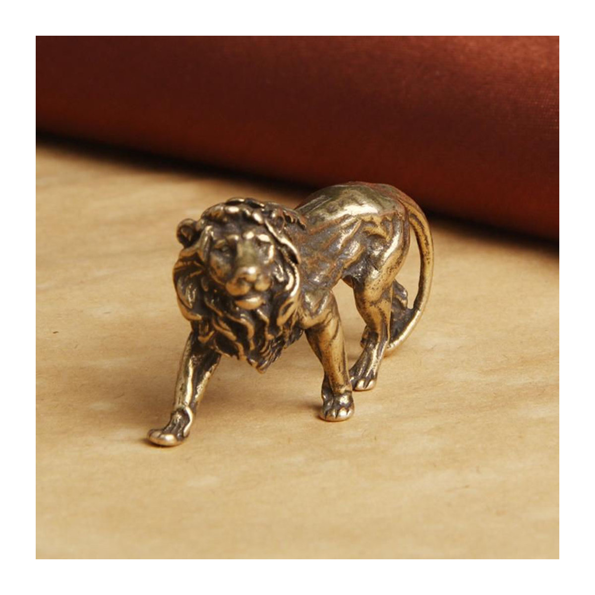 Bestbags Majestätischer Löwe als Miniaturfigur aus Messing in Gold, Vintage Tierstatue zur Schreibtischdekoration, Höhe: 38,5 cm, Breite: 22 cm, Tiefe: 22 cm - Bild 4