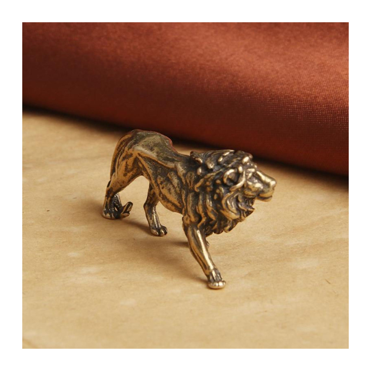 Bestbags Majestätischer Löwe als Miniaturfigur aus Messing in Gold, Vintage Tierstatue zur Schreibtischdekoration, Höhe: 38,5 cm, Breite: 22 cm, Tiefe: 22 cm - Bild 5