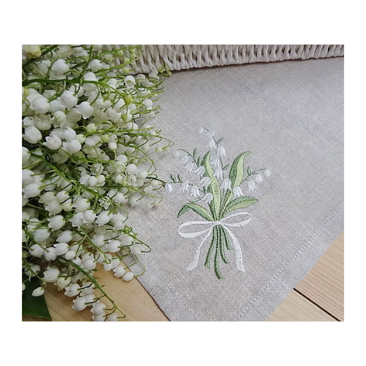 Bestickte Servietten mit Maiglöckchen-Motiv in Leinenoptik von Sanat, Farbe: Beige, B/B: 40 x 40 cm - Bild 2