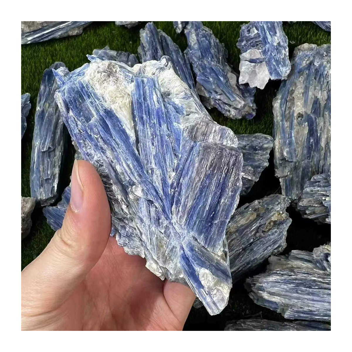 Blauer Zyanit und Calcit Rohstein als natürliche Kristall Chips für Reiki und Schmuckherstellung - Bild 2