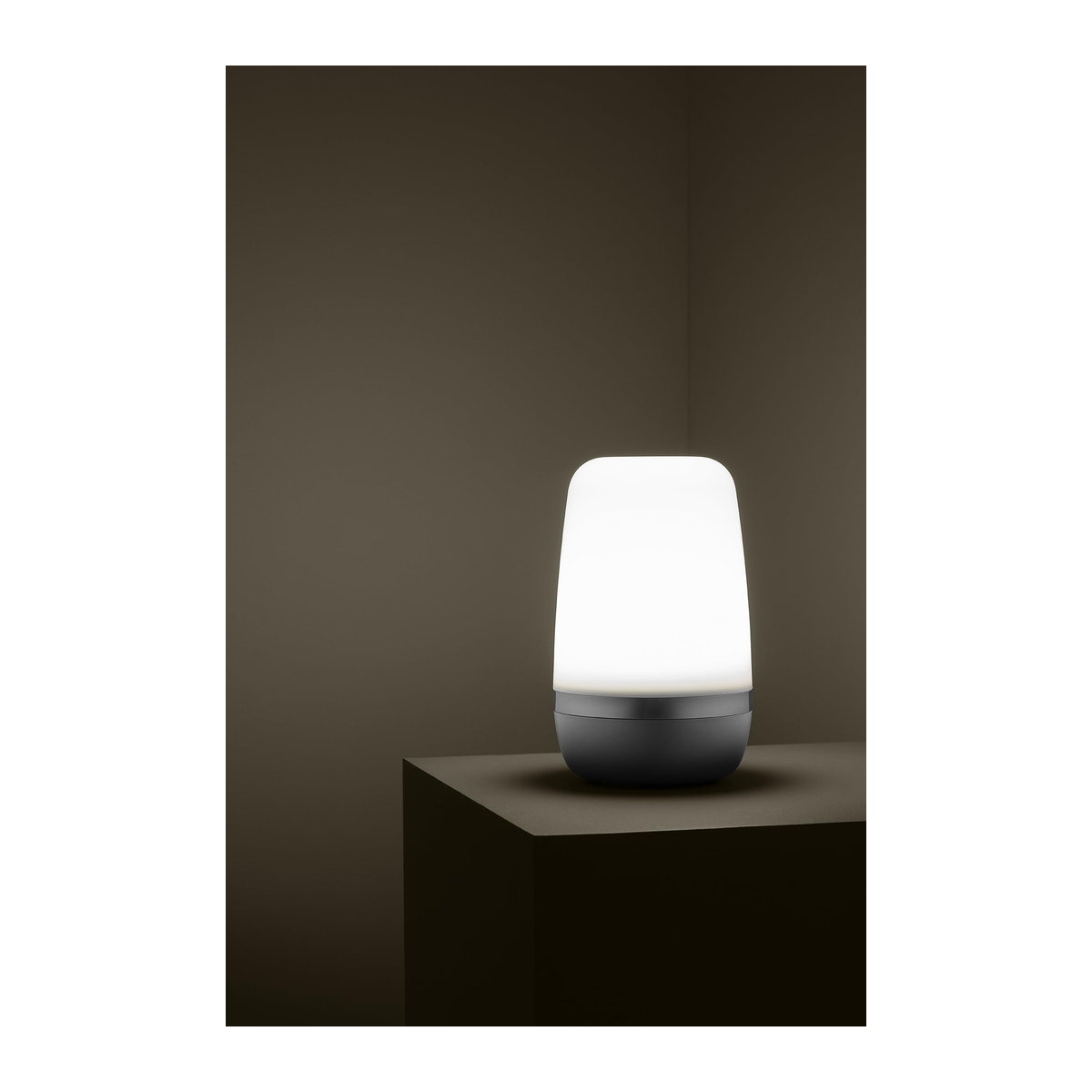 Blomus LED-Nachttischlampe SPIRIT M Warmgrau mit integriertem warmweißem Licht und USB-Wiederaufladung - Bild 3
