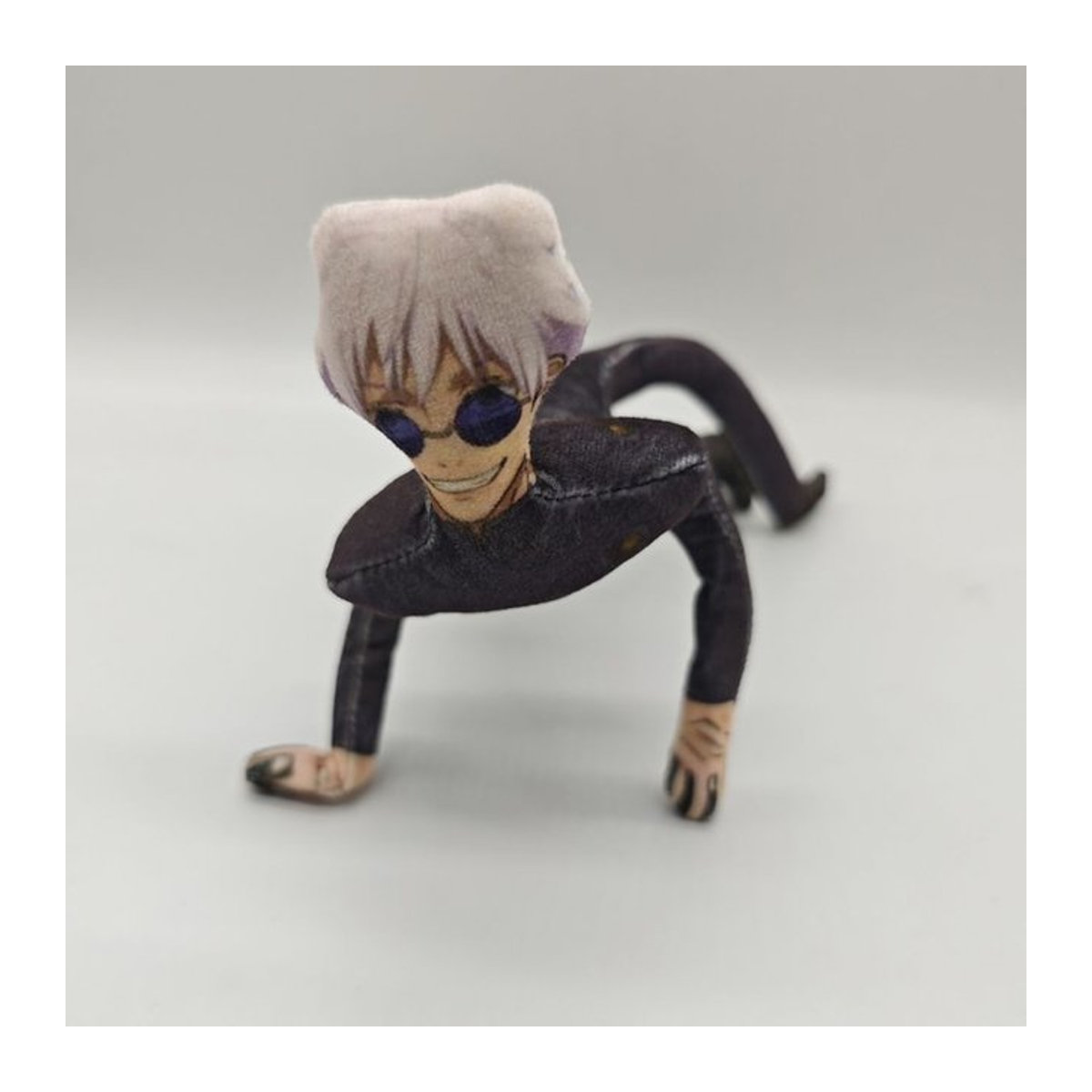 BOOCRE Anime Cosplay Plüschfigur Gojo Satoru und Itadori Yuji als bewegliche Stoffpuppe in Schwarz zur Zimmerdekoration - Bild 1
