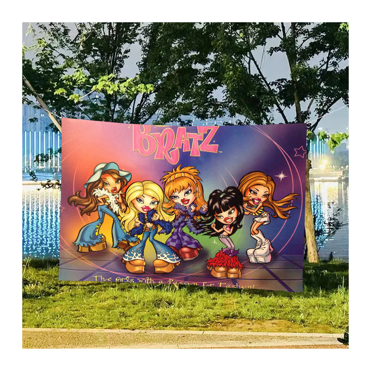 Bratz Fotografie Hintergrund Poster aus Textil, mehrfarbig, B/H: 120 x 70 cm - Bild 1
