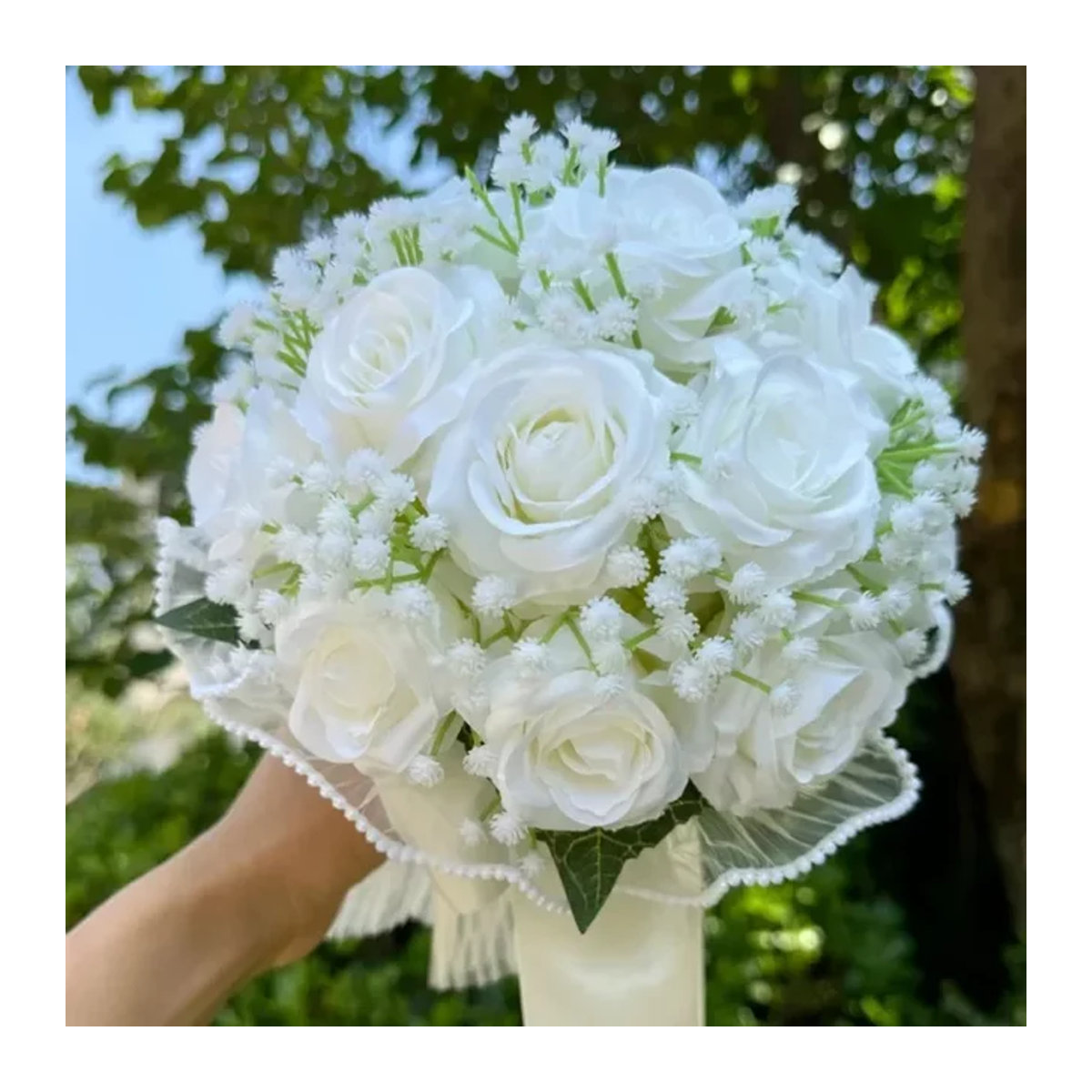 Brautstrauß mit Rosen und Schleierkraut in Weiß und Blau mit Seidenband und Perlenspitze für Hochzeiten und Valentinstag - Bild 1