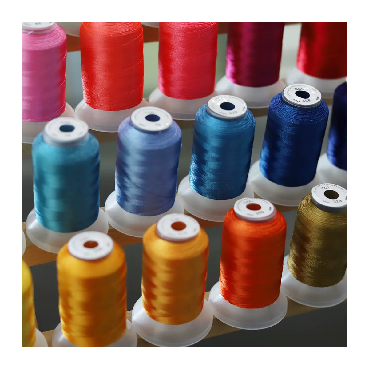 Brother Premium Stickgarn Set mit 40 Farben, 120D/2 Polyester, 500 Meter pro Spule, mehrfarbig - Bild 3
