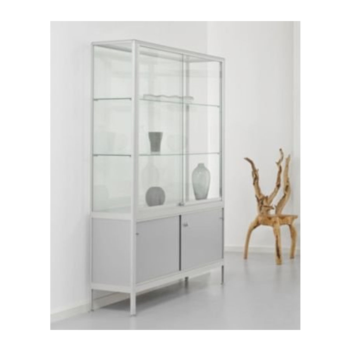 BST Vitrinenschrank Silber mit 3 Fächern und 1 Staufach, abschließbare Schiebetüren, B/T/H: 150 x 50 x 195 cm, Aluminium/Glas/Metall - Bild 1