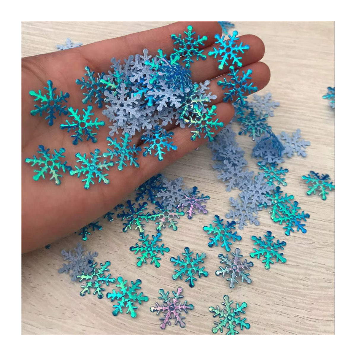 Bunte Glitzer Schneeflocken als Weihnachtsdekoration und Bastelzubehör für Hochzeiten oder Geburtstagsfeiern - Bild 1