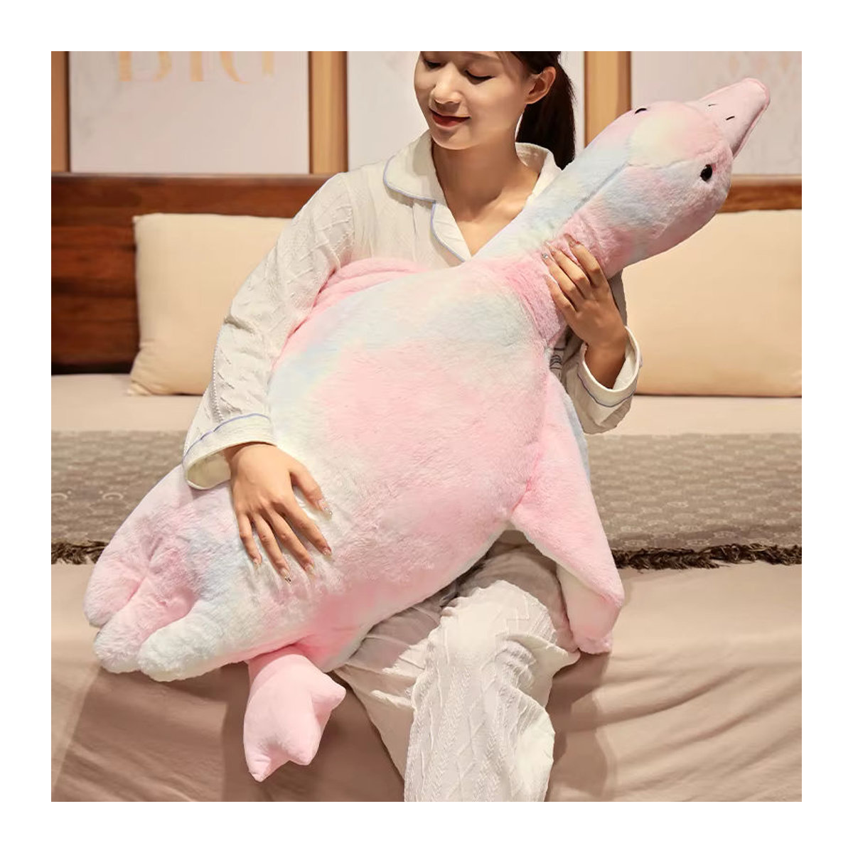 Buntes Gans Plüsch Kissen in Übergröße mit lebensechten Flügeln, 130 cm lang, ideal als Kuschelkissen oder Dekoration für dein Sofa - Bild 3